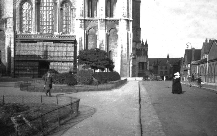 Chartres - Luftwaffe - Juin/juillet 1940 - La cathdrale est toujours protge par des sacs de sable