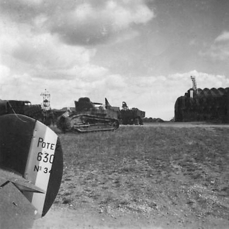 Chartres - Luftwaffe - 3 Potez 630 rcuprs - Char Renault T-17 - Hangars LAFAILLE