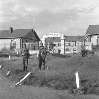 Chartres - Luftwaffe -Entre du quartier d'Aboville portant toujours la pancarte "21me Brigade de Chartres"