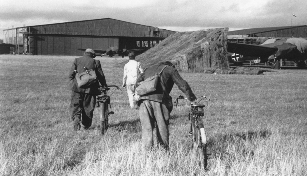 Ouvriers franais rquisitionns sur la base arienne de Chartres en 1949