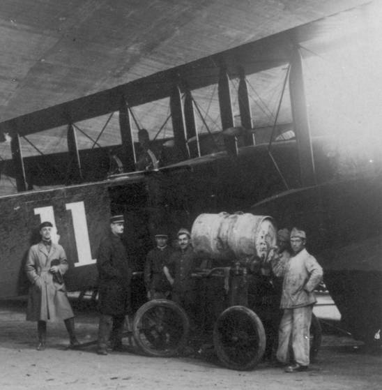 BA 122 Chartres - Ravitaillement en essence d'un Farman