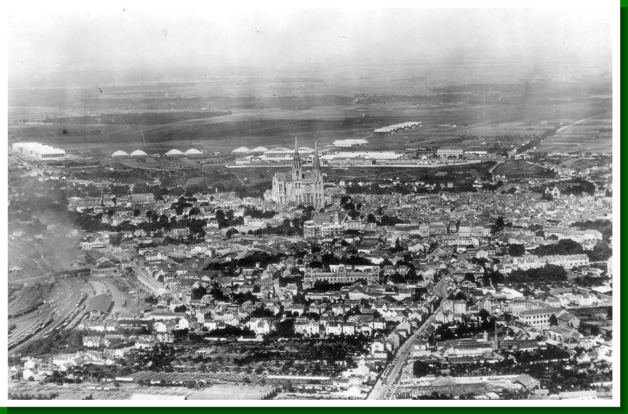 Vue panoramique : Chartres et le parc d'aviation 22