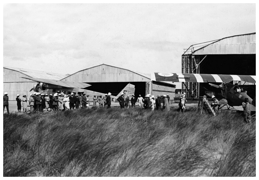 Madagascar - 10 mai 1935 Ivato - Bloch 120  F-ANTZ  "Ville de Paris" et Potez 25
Dpart des Autorits pour linauguration du portique Ludovic ARRACHART  Digo-Suarez

