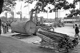 Mine de Mairy 1977_06 08.jpg: Ancenis - Visite de la Société MANITOU par des Ingénieurs et techniciens des Mines de Fer de Lorraine