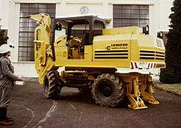 Mine de Mairy 1979_04_05 04.jpg: Mine de Mairy - Machine à purger LIEBHERR radio-commandée - Ortolani