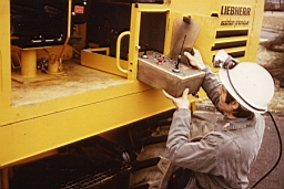 Mine de Mairy 1979_04_05 05.jpg: Mine de Mairy - Machine à purger LIEBHERR radio-commandée - Ortolani