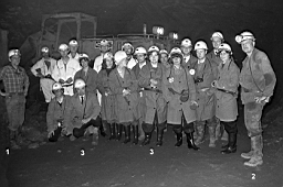 Mine de Mairy 1979_12_07 06.jpg: Mine de Mairy - Visite de M. Guillaume , Président de la FNSEA - 1. Lorenc, 2. Zajac, 3, M. et Mme. ULLARD, agriculteurs à Mainville