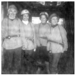 Mine de Mairy 1980 09.jpg: Mine de Mairy - Descente de femmes de mineurs à la Mine