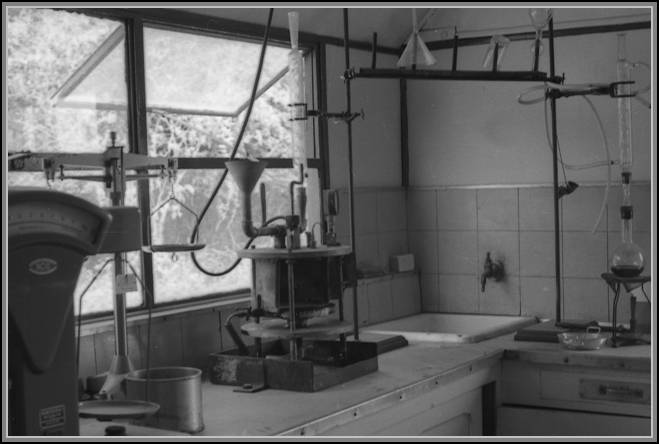 Laboratoire d'analyses granulomtriques - Balance de prcision - Colonne de distillation