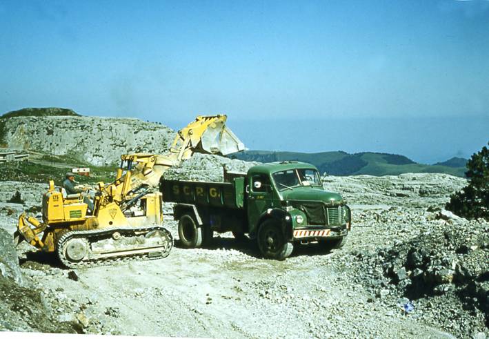 Travaux publics - La Pierre Saint-Martin - Chargeur INTERNATIONAL HARVESTER et camion BERLIER