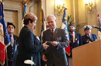 Danielle LEFEBVRE/MERTZISEN reoit la mdaille de la Lgion d'Honneur de sa mre Suzanne MERTZISEN/BOITTE