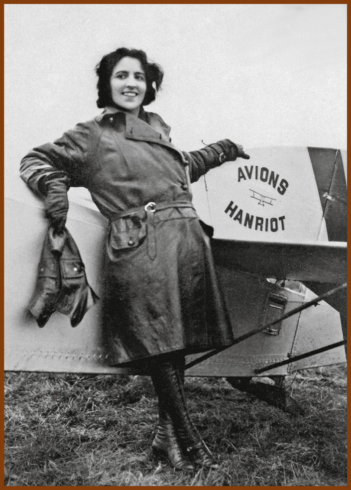 TITAYNA - Elisabeth SAUVY  - Devant son avion "Hanriot"
