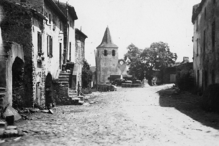 Vodable 1940 - La rue de la porte neuve, la place du Marchidial et l��glise de la nativit� de Saint-Jean