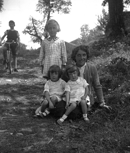 Vodable - Julien et Josette Blanchet, petits-cousins Chédeville et sur les genoux de Julienne, Bernadette et Élisabeth Chédeville, nièces
