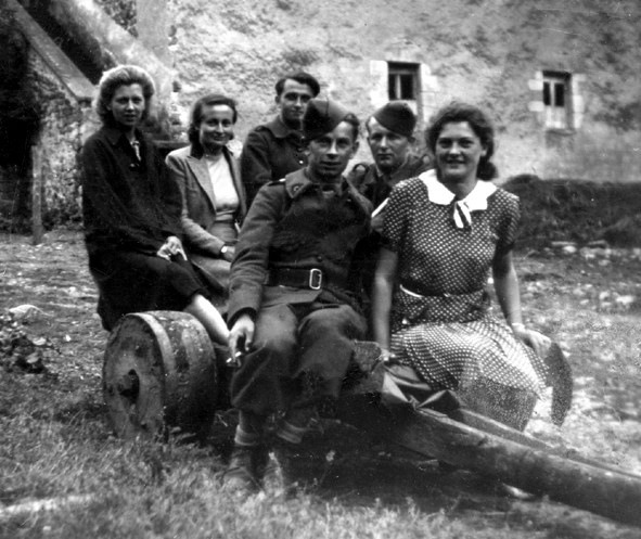 Ch�teau de Villeneuve Lembron : Lucienne Ch�deville (belle-s�ur), Ren� Blanchet- Ch�deville (cousine), trois militaires en attente de d�mobilisation et Lucie Lagrange (1/2 s�ur)