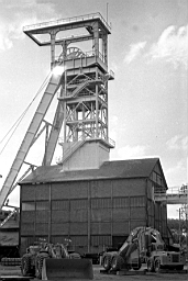 Mine de Mairy 018.jpg: Mine de Mairy - Peinture du chevalement - 06/1974