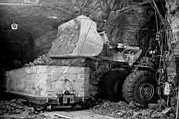 Mine de Mairy 058.jpg: Mine de Mairy - Caterpillar 980 -1975