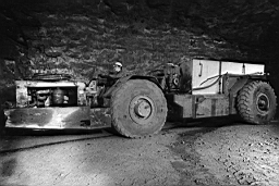 Mine de Mairy 064.jpg: Mine de Mairy - Entretien des pistes - Citerne sur camion Expadump - Réalisation Bibert